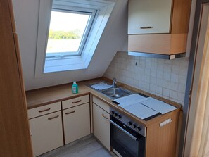 Kühlschrank, Mikrowelle, Herdplatte, Wasserkocher mit Kaffee-/Teezubehör