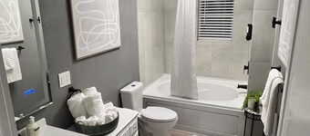 XL Airjetted tub, pet free smoke free home, Ashdown AR extra Clean & cozy