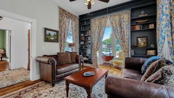 Téléviseur connecté, livres, chaîne audio, écran d’ordinateur