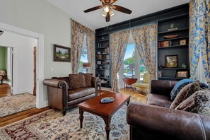 Smart TV, livros, aparelho de som, monitores de computador