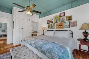3 chambres, bureau, fer et planche à repasser, lit de bébé portatif
