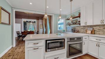 Réfrigérateur, four à micro-ondes, un four, surface de cuisson