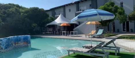 Una piscina al aire libre