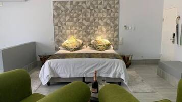Deluxe Suite | Laptop workspace, bed sheets, wheelchair access