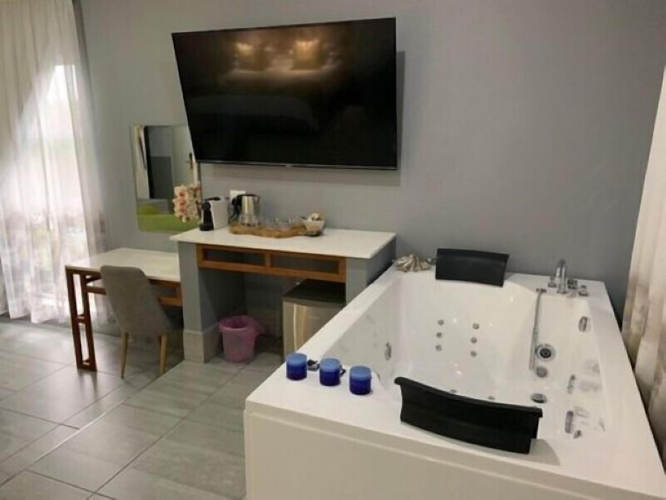 Deluxe Suite | Laptop workspace, bed sheets, wheelchair access