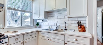 Centrally Located Burbank Duplex Near Hollywood!