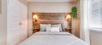 1 Mi to Shopping & Dining: Central Burbank Duplex