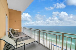 Un balcon avec vue sur l’océan et la plage.