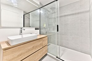 Dusche, Handtücher, Seife, Toilettenpapier