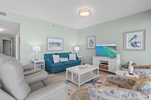 TV, DVD player - Gulf Views | Beachfront Resort | Pool |Tides at Tops’l 907 (Miramar Beach)