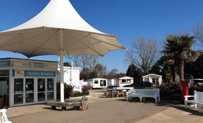 Property grounds - Lazy Bear 25 Arne View Seaside home with great views, full kitchen&strong Wi-Fi. (Poole)