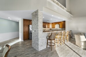 Full-size fridge, microwave, oven, stovetop - Cabana Club by Panhandle Getawayas (Destin)