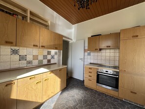 Refrigerador, lavavajillas, cafetera/tetera, utensilios de cocina