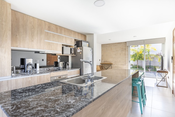 House (08) | Private kitchen | Full-size fridge, microwave, oven, toaster