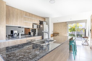 独立别墅 (08) | 私人厨房 | 大冰箱、微波炉、烤箱、烤面包机