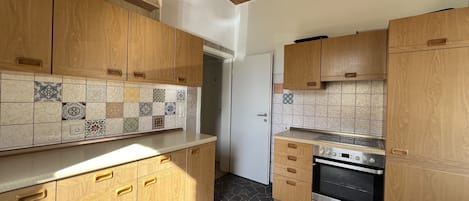 Dishwasher, coffee/tea maker, cookware/dishes/utensils