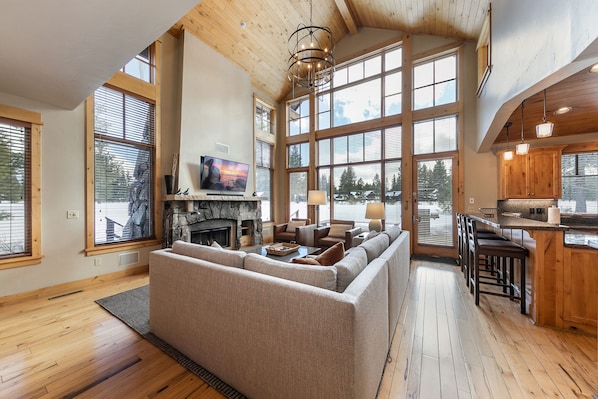 Televisión y chimenea 