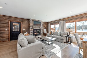 تلفزيون ذكي، مدفأة، كرة قدم الطاول ة