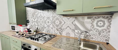 Frigorifero con congelatore, microonde, forno, piano cottura
