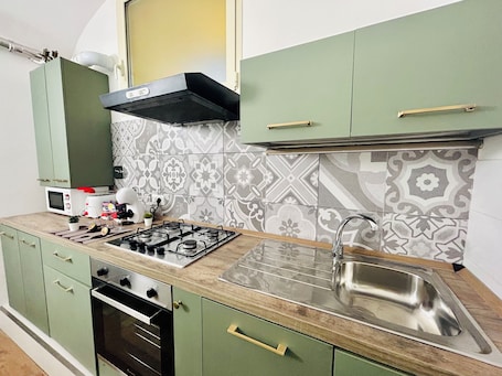 Refrigerador con congelador, microondas, horno y parrilla de estufa