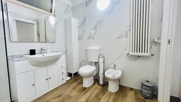 Comfort-Zimmer | Badezimmer | Dusche, Regendusche, Haartrockner, Bademäntel