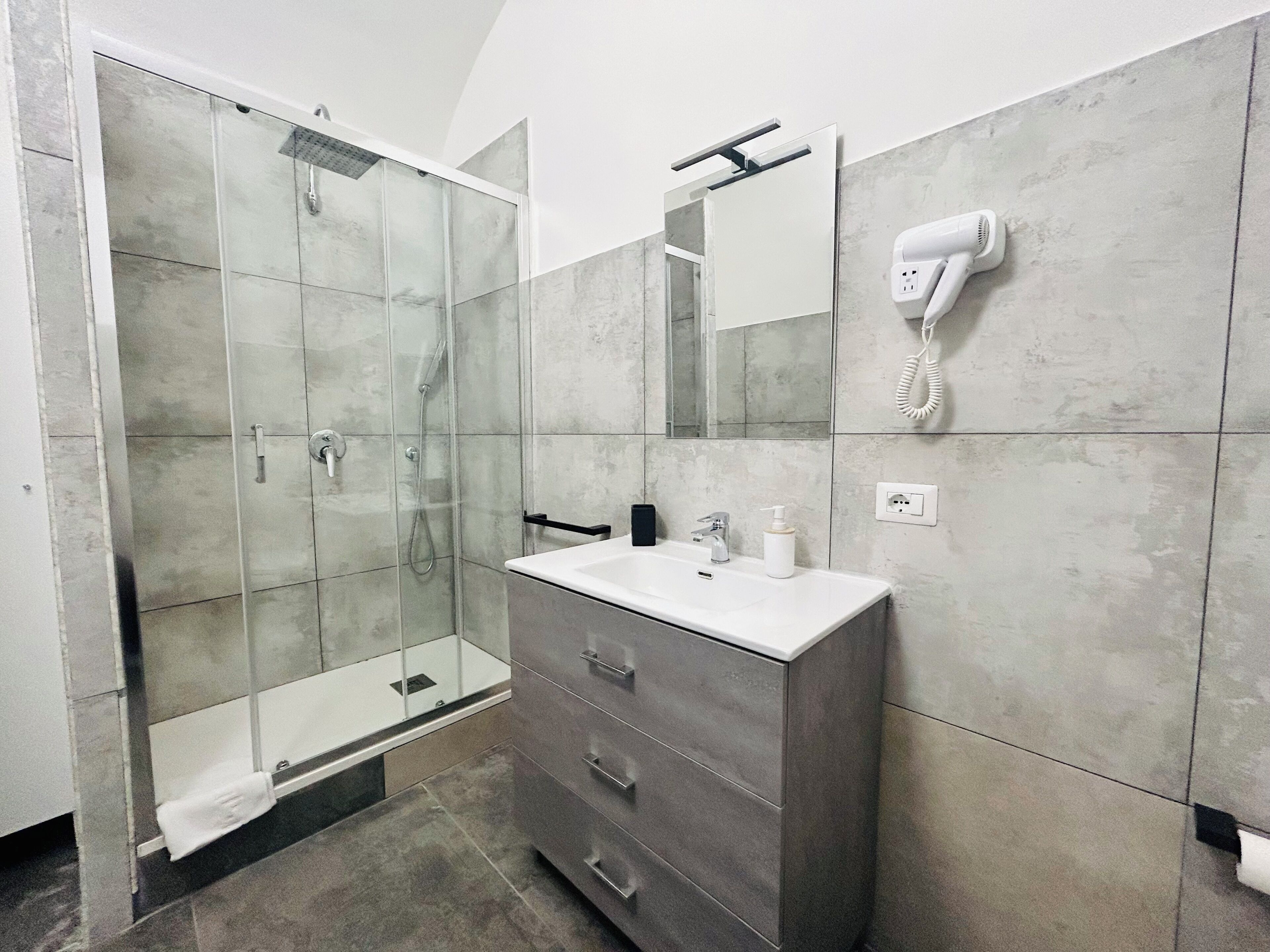 Habitación Deluxe | Baño | Regadera, regadera tipo lluvia, secadora de cabello, batas 