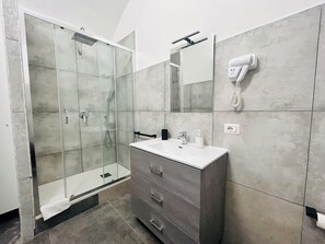 Quarto luxo | Banheiro | Chuveiro, chuveiro com efeito de chuva, secador de cabelo 