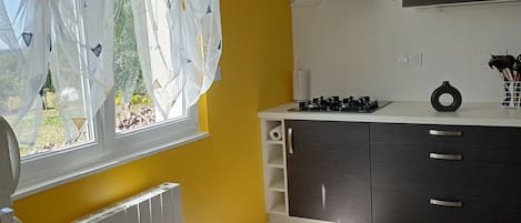 Réfrigérateur, four à micro-ondes, un four, surface de cuisson