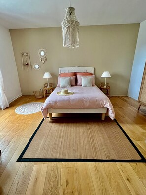 3 sovrum, skrivbord, strykjärn/strykbräda och resesäng