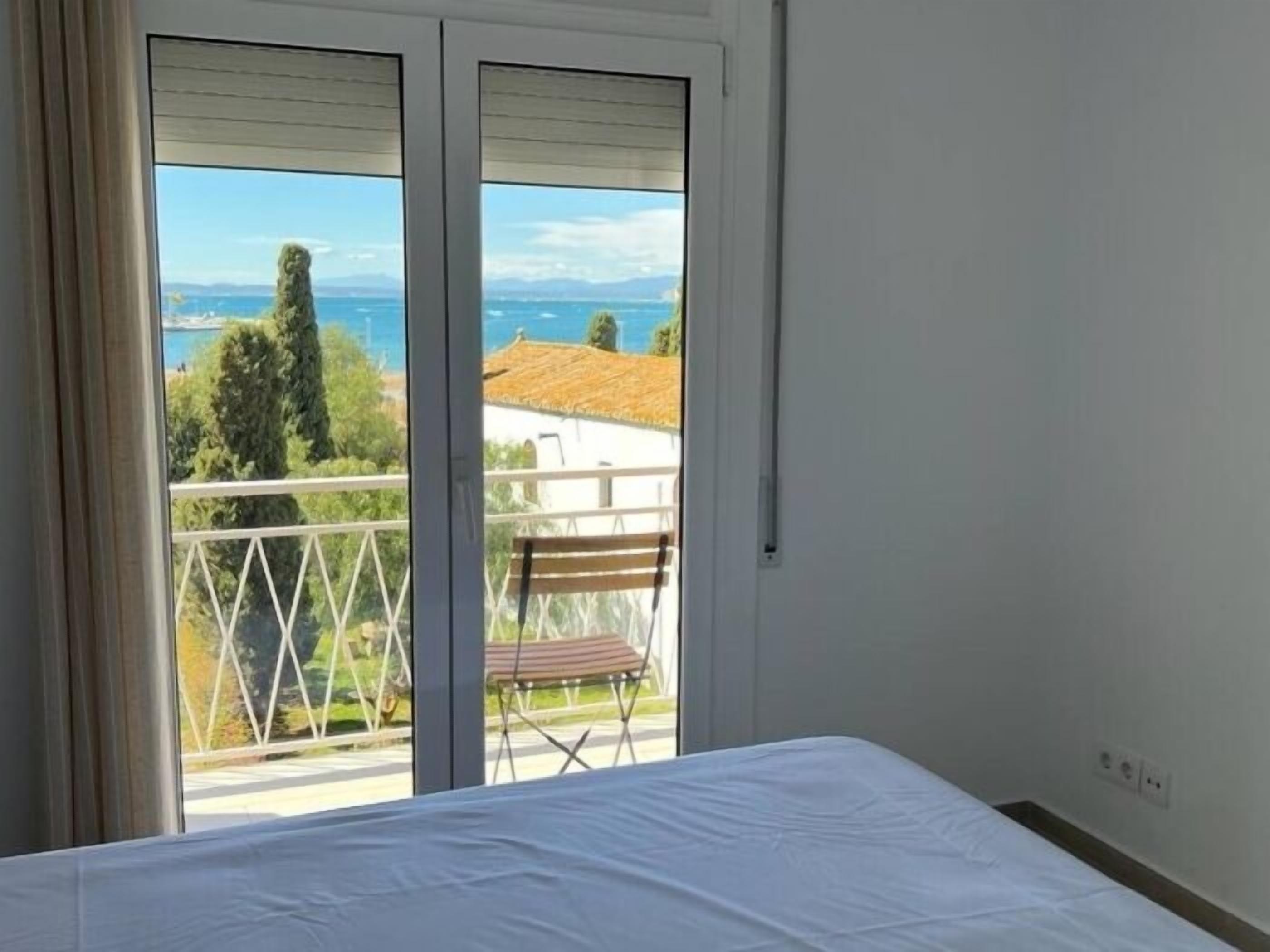 3 slaapkamers, een strijkplank/strijkijzer, internet