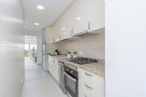 Fridge, microwave, oven, dishwasher - Flat in front of the sea in the centre of Roses AV-59 (Rosas / Roses)