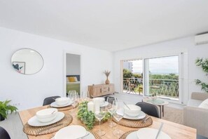 Dining - Flat in front of the sea in the centre of Roses AV-59 (Rosas / Roses)