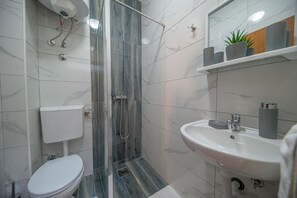 Estudio clásico, vistas al mar | Baño