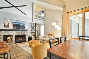 TV, fireplace - Wild Irishman Off-Piste Condo: Great Keystone Getaway (Keystone)