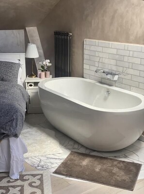 Apartemen | Kamar mandi | Shower, pengering rambut,  dan handuk
