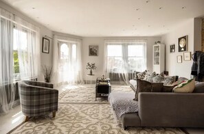 Living area - Amazing 2 Bedroom Penthouse Over two Floors (London)