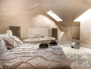2 bedrooms, iron/ironing board, free WiFi, bed sheets - Amazing 2 Bedroom Penthouse Over two Floors (London)