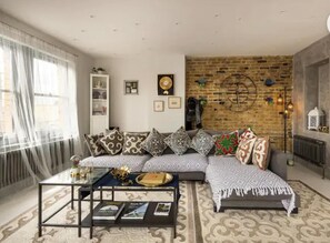 Living area - Amazing 2 Bedroom Penthouse Over two Floors (London)