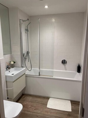 Apartment | Bathroom | Separate bathtub and shower, deep-soaking bathtub, hair dryer, towels - Modern 1 Bed Flat Near Station and City (London)