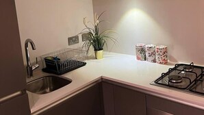 Departamento | Cocina privada | Refrigerador, microondas, horno y parrilla de estufa