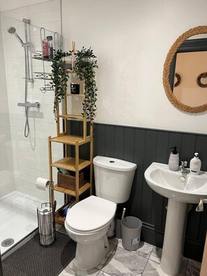 Apartment | Bathroom - Modern and Spacious 2 Bedroom Flat Near Shoreditch (London)