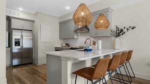 Refrigerador, microondas, horno, placa de cocina