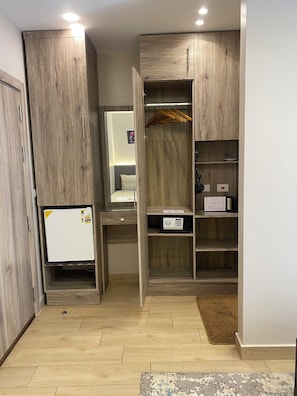Habitación triple Deluxe, balcón | Servicio de la habitación