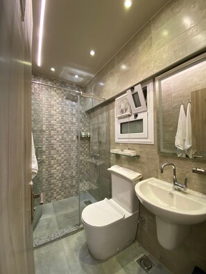 One-Bedroom Suite with Living Area | Salle de bain | Ensemble baignoire-douche, douche cascade