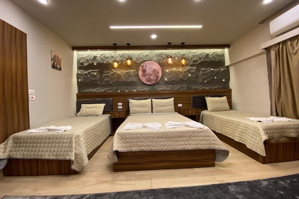 Phòng dành cho gia đình, nhiều giường, ban công | Minibar, két bảo mật tại phòng, bàn