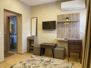 ميني بار وخزنة داخل الغرفة ومكتب ومساحة عمل للكمبيوتر المحمول