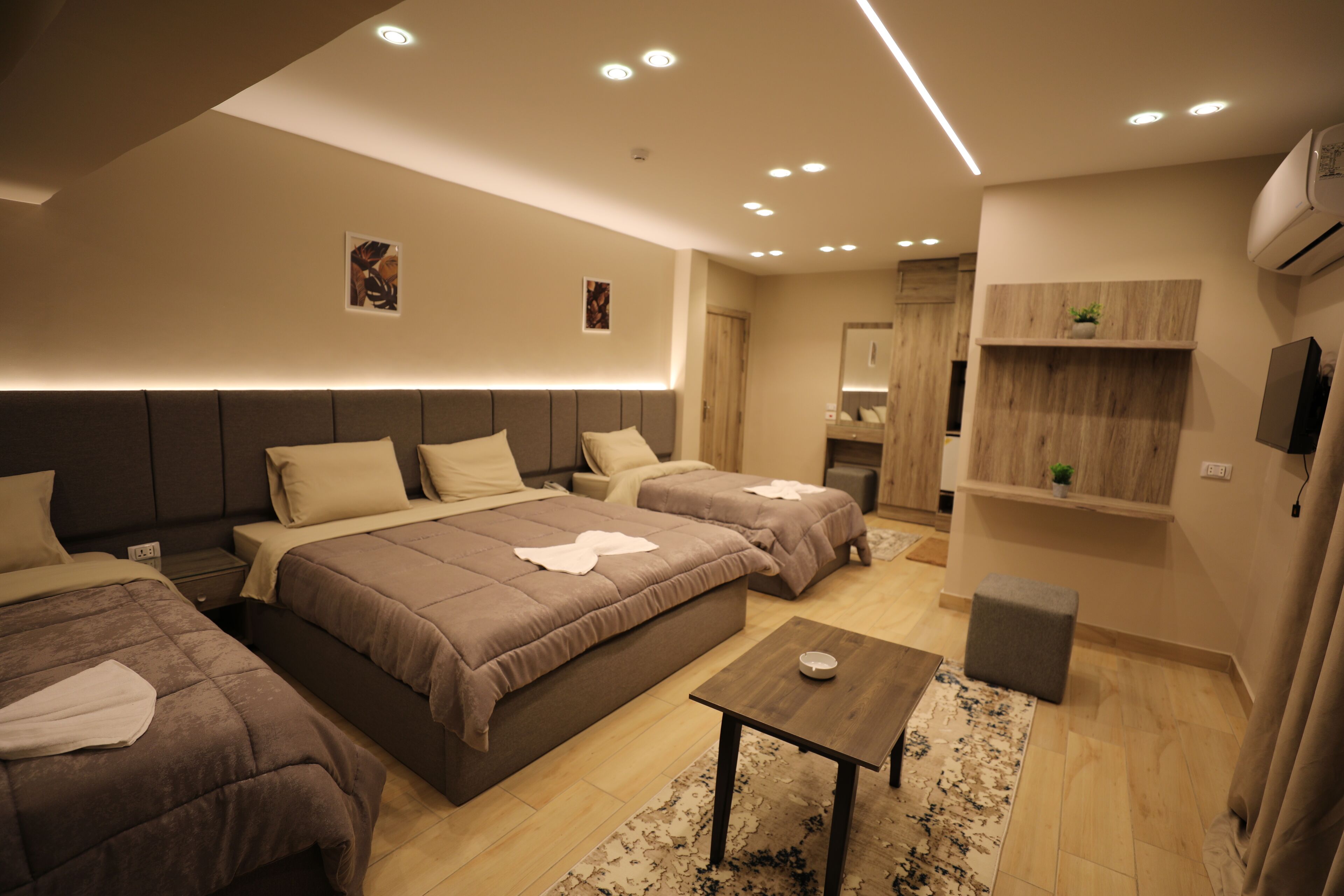 华丽四人房 | 迷你吧、客房内保险箱、办公桌、笔记本电脑工作区