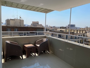 Dobbeltrom – deluxe, 1 kingsize-seng, terrasse, byutsikt | Balkong