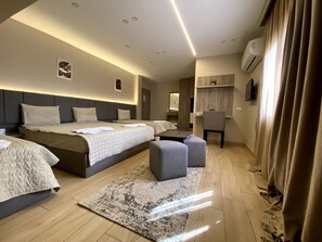 Firemannsrom – deluxe, flere senger | Minibar, safe på rommet, skrivebord og skrivebord for bærbar PC