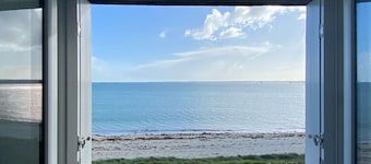 Les pieds dans l'eau.... privileged location with direct access to the beach.